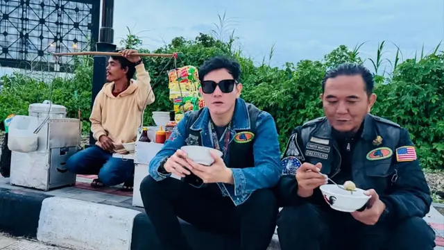 Potret Kesederhanaan Vino G. Bastian Jajan Cuanki (credit: https://www.instagram.com/vinogbastian__/)