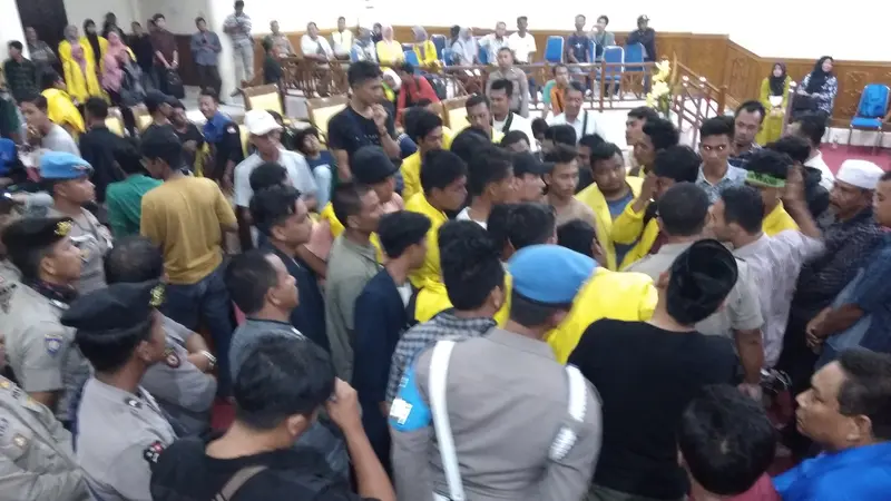 Mahasiswa Aceh Barat mengheningkan cipta sesaat sebagai bentuk belasungkawa terhadap La Randi (21), demonstran yang diduga tewas tertembak dalam aksi unjuk rasa di Kendari (Liputan6.com/Rino Abonita)