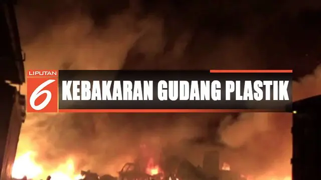 Petugas pemadam kebakaran Kota Bandung yang terjun ke lokasi kejadian bahu membahu memadamkan api.