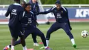Penyerang Prancis Kylian Mbappe (kanan) berebut bola dengan bek Prancis Jules Kounde (tengah) saat mereka mengambil bagian dalam sesi Latihan sebagai bagian dari persiapan timnas untuk pergelaran Euro 2024 mendatang, di Clairefontaine-en-Yvelines, Kamis (30/5/2024). (FRANCK FIFE / AFP)