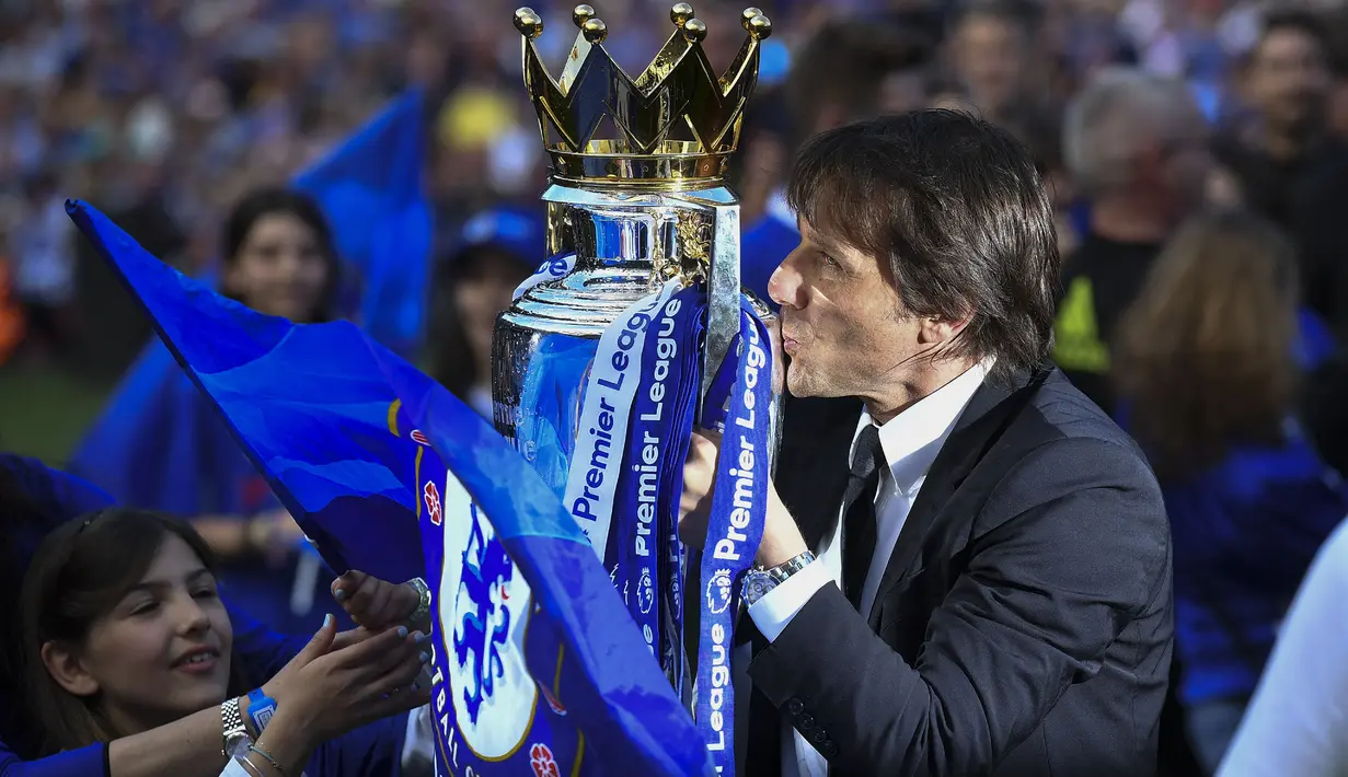 Antonio Conte memulai karier kepelatihan di Liga Inggris bersama Chelsea pada tahun 2016. Hebatnya, ia mampu membawa The Blues menyabet gelar Liga Inggris di musim perdannya. Selain itu, Conte juga sempat menyumbangkan gelar Piala FA sebelum dipecat pada musim keduanya. (AFP/Ben Stansall)
