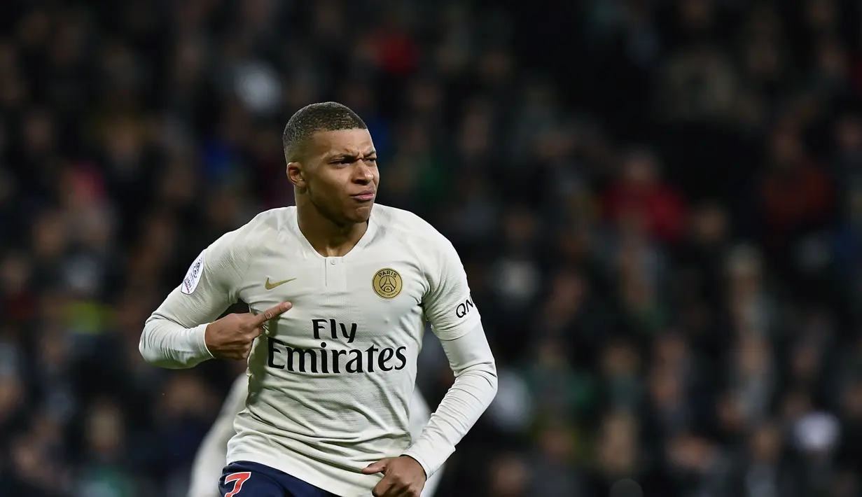 Selebrasi Kylian Mbappe usai menjebol gawang St-Ettiene pada laga lanjutan Ligue 1 yang berlangsung di stadion Geoffroy-Guichard, Loire, Senin (18/2). PSG menang 1-0 atas St-Ettiene. (AFP/Philippe Kiasek)