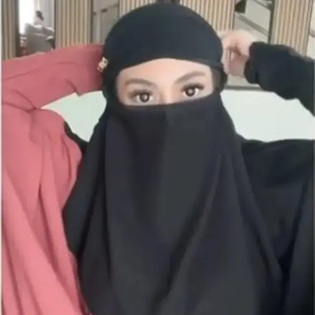 Diungkap Umi Pipik Sudah Mualaf, Ini 6 Potret Perjalanan Hijrah Celine Evangelista