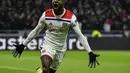 Maxwel Cornet tampil apik usai mencetak dua gol ke gawang Manchester City pada laga lanjutan liga champions yang berlangsung di stadion Parc Olympique Lyonnais, Prancis, Rabu (28/11). Lyon bermain imbang 1-1 kontra Manchester City. (AFP/Jeff Pachoud)