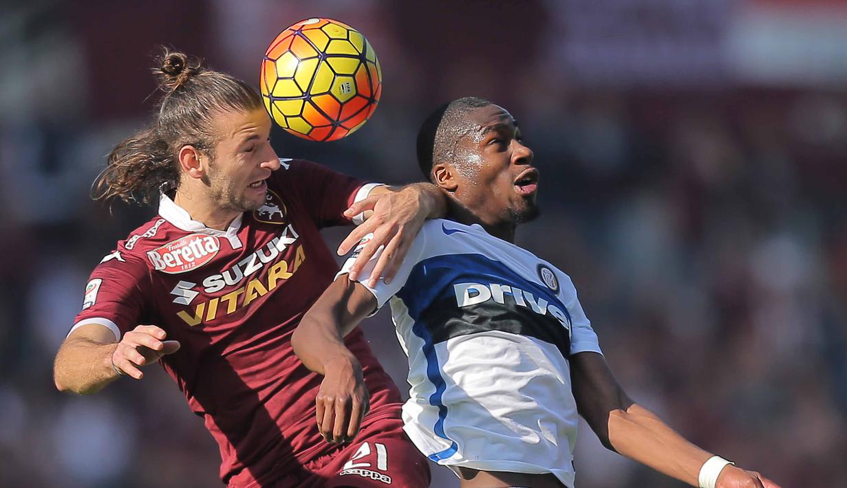Pemain Torino Gaston Alexis Silva Perdomo (kiri) berebut bola dengan pemain Inter Milan Geoffrey Kondogbia pada lanjutan Liga Italia Serie A di Stadion Olympic, Turin, MInggu (8/11/2015) WIB. Inter menang 1-0. (AFP Photo/Marco Bertorello)