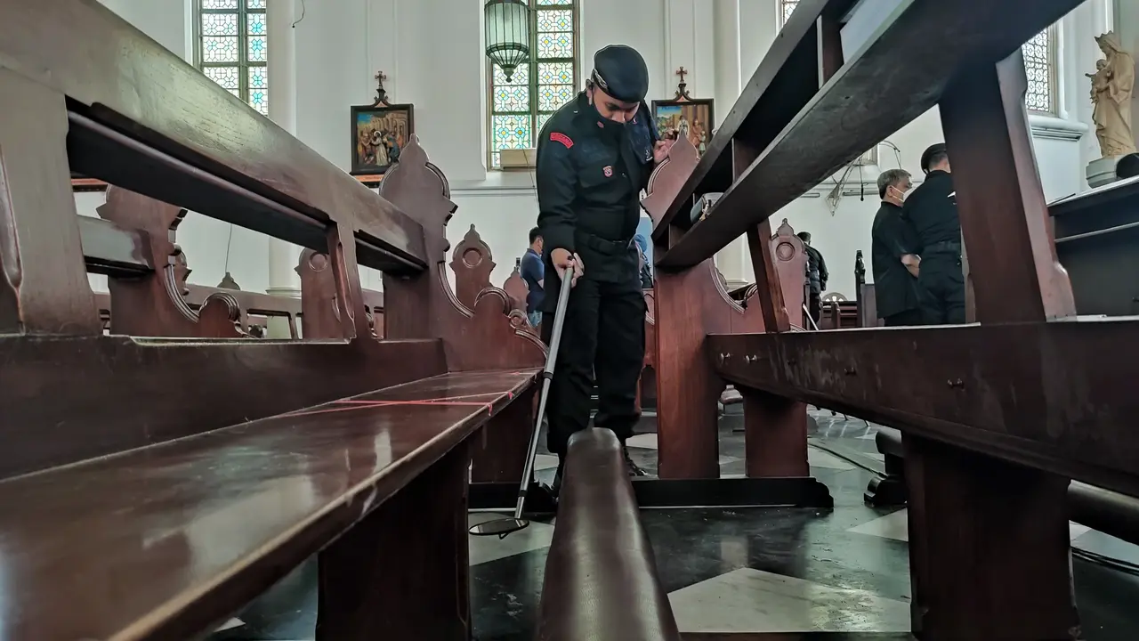 Sejumlah gereja di Kota Bogor dilakukan sterilisasi menjelang misa Natal dan Tahun Baru, salah satunya di Gereja Katedral di Jalan Kapten Muslihat.