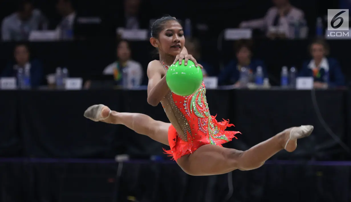 Pesenam Indonesia, Wahyu Putri saat laga nomor bola penyisihan senam ritmik putri Asian Games 2018 di JIEXPO Kemayoran, Jakarta, Senin (27/8). Wahyu Putri hanya mampu mengumpulkan 34,200 poin. (Liputan6.com/Helmi Fithriansyah)