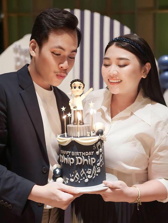 Clarissa Putri dan Sandro Fahdhipa sudah go public pada Februari 2023 lalu. Tepat satu tahun, akhirnya keduanya resmi bertunangan pada Kamis (8/2/2024). Tampak dalam unggahan, Fahdhipa sempat membagikan potret bahagianya saat ultah dirayakan bareng Clarissa. (Liputan6.com/IG/@sandrofahdhipa)