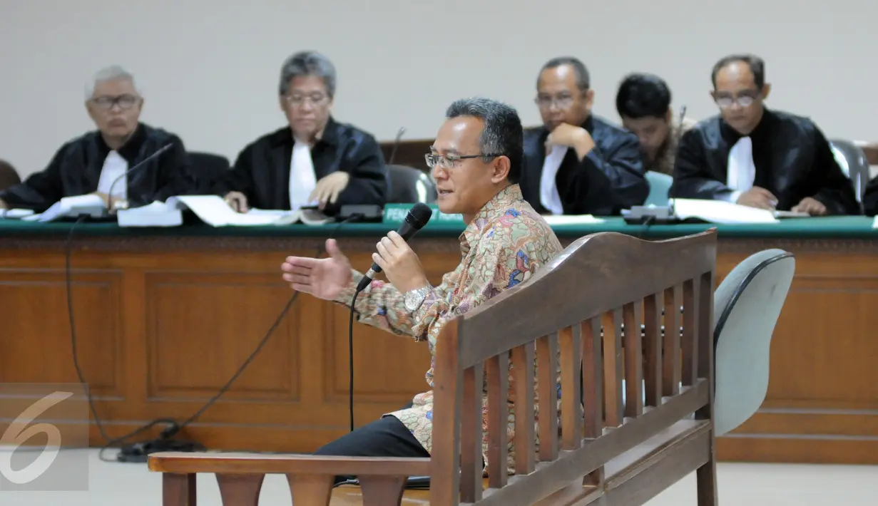 Terdakwa dugaan suap panitera dan hakim PTUN Medan, Tripeni Irianto Putro memberi keterangan saat sidang lanjutan di Pengadilan Tipikor, Jakarta, Kamis (12/11). Tripeni mengaku menerima sejumlah uang dari pengacara OC Kaligis (Liputan6.com/Helmi Afandi)