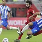 Penyerang Liverpool, Mohamed Salah, berusaha melewati pemain Monterrey pada laga semifinal Piala Dunia Antarklub 2019 di Khalifa International Stadium, Qatar, Kamis, (19/12). Liverpool menang 2-1 atas Monterrey. (AP/Hassan Ammar)