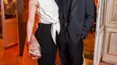 Berita perceraian kembali datang dari pasangan Scarlett Johansson dan Romain Dauriac. Perceraian terungkap setelah Scarlett tertangkap kamera paparazzi tengah berjalan seorang diri tanpa mengenakan cincin pernikahannya. (doc.dailymail.com)
