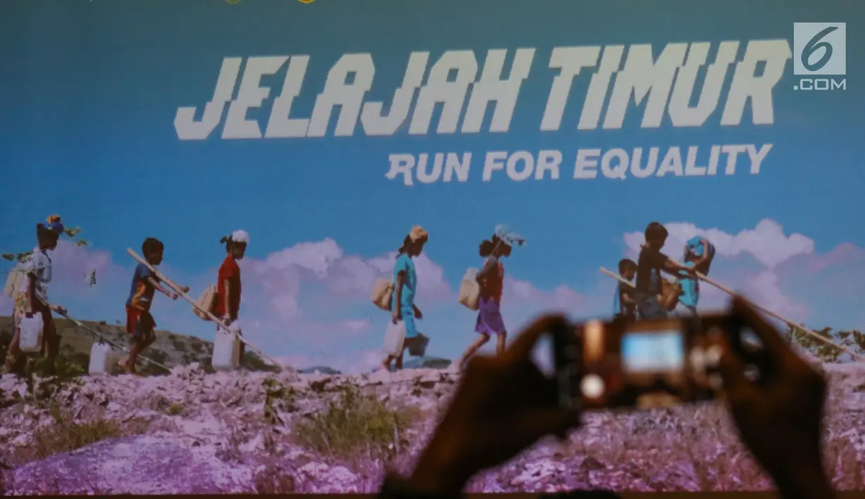Layar Jelajah Timur - Run for Equality ditampilkan pada media briefing di Jakarta, Senin (30/9/2019). Run for Equality yang akan berlangsung pada 19 Oktober mendatang diikuti sekitar 50 pelari dan publik yang akan berlari sejauh 57 km melintasi kabupaten Ende – Nagekeo. (Liputan6.com/Fery Pradolo)