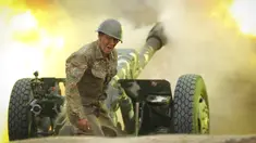 Tentara Armenia menembakkan meriam ke arah Azerbaijan di Republik Nagorno-Karabakh, Azerbaijan, Selasa (29/9/2020). Pasukan Armenia dan Azerbaijan saling serang saat memperebutkan Nagorno-Karabakh yang memproklamirkan diri. (Sipan Gyulumyan/Armenian Defense Ministry Press Service/PAN Photo via AP)