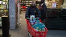 Pelanggan meninggalkan toko minuman keras dengan belanjaannya ketika Afrika Selatan mencabut larangan penjualan alkohol dan rokok di Johannesburg, Selasa (18/8/2020). Pembelian alkohol dan rokok dilarang ketika Afrika Selatan memberlakukan lockdown ketat pada 27 Maret 2020. (AP Photo/Denis Farrell)
