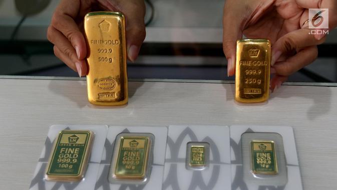 Petugas menunjukkan emas batangan di gerai Butik Emas Antam di Jakarta, Jumat (5/10). Pada perdagangan Kamis 4 Oktober 2018, harga emas Antam berada di posisi Rp 665 ribu per gram. (Liputan6.com/Angga Yuniar)