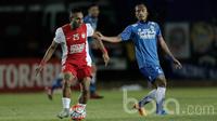 Duel Titus Bonai pemain PSM Makassar dengan Hariono asal Persib Bandung dalam lanjutan turnamen Piala Presiden 2017 di Stadion Si Jalak Harupat, Soreang Jawa Barat, Senin (6/2/2017). (Bola.com/Peksi Cahyo)