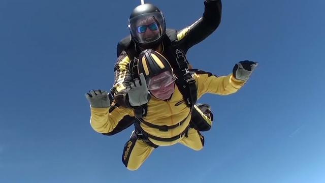 20170514-Kakek 101 Tahun Pecahkan Rekor Skydiving Tertua-AP