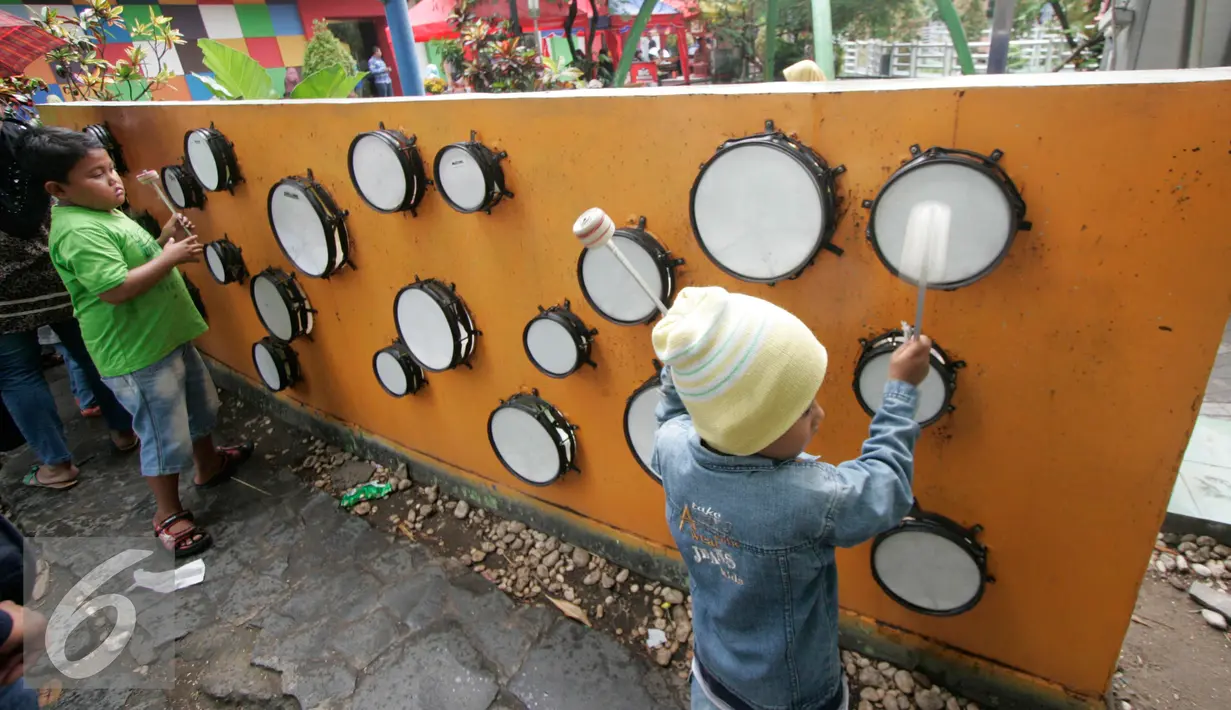 Sejumlah anak bermain alat musik di Taman Pintar Yogyakarta, Selasa (12/7). Meski liburan lebaran telah berahir, liburan sekolah masih menyisakan satu pekan. (Liputan6.com/Boy Harjanto)