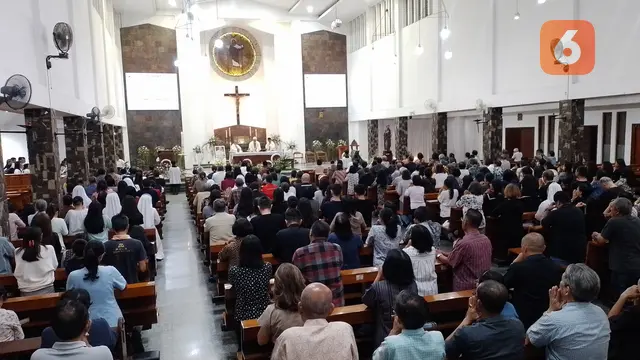 Umat Katolik Paroki St. Joseph Sukabumi menggelar Misa Requiem sebagai bentuk penghormatan dan doa bagi Bapa Suci Paus Fransiskus. (Liputan6.com/Fira Syahrin).