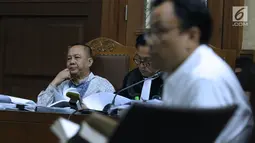 Terdakwa dugaan korupsi penerbitan SKL BLBI, Syafruddin Arsyad Temenggung saat sidang di Pengadilan Tipikor, Jakarta, Kamis (12/7). Sidang mendengar keterangan mantan Deputi Asset Management Credit BPPN, M Syahrial. (Liputan6.com/Helmi Fithriansyah)