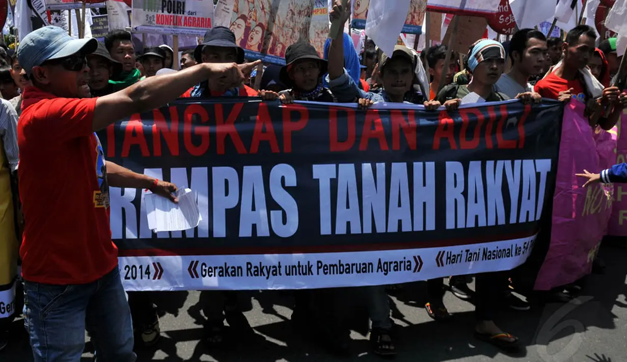 Membentangkan poster dan spanduk, mereka menuntut hak-hak atas tanah dan perbaikan nasib petani, Jakarta, (24/9/14). (Liputan6.com/Johan Tallo)