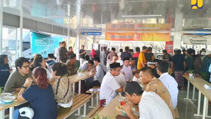 Dalam momentum Hari Raya Idul Adha 1444 H, ratusan pekerja konstruksi yang tengah melaksanakan pembangunan infrastruktur di IKN Nusantara melaksanakan ibadah salat Ied berjamaah, serta melakukan pemotongan hewan kurban. (Dok. Kementerian PUPR)
