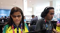 Banyu Nugraha dan Bernadette Benita Sekarina adalah dua dari sejumlah teman-teman tuna netra yang turut membuat konten berita Asian Para Games 2018. (Bola.com/Rizki Hidayat)