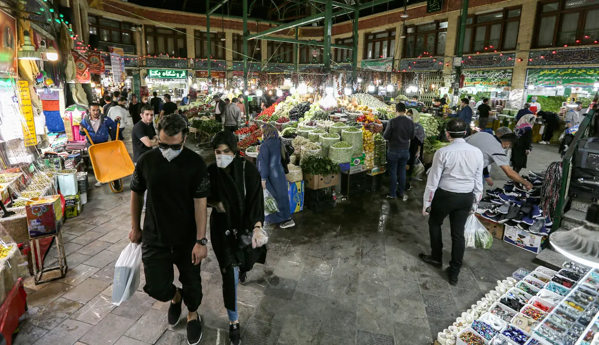 Suasana kesibukan pasar Tajrish selama bulan suci Ramadan di Taheran, Iran (25/4/2020). Di pasar ini pedagang dan pembeli beraktivitas mengenakan alat pelindung seperti masker dan sarung tangan akibat pandemi coronavirus COVID-19. (AFP/Atta Kenare)