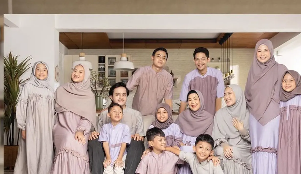 Lewat brandnya Alur Cerita, Natasha Rizky meluncurkan koleksi Raya sarimbit dengan warna keunguan dan abu-abu. [@natasharizkynew]