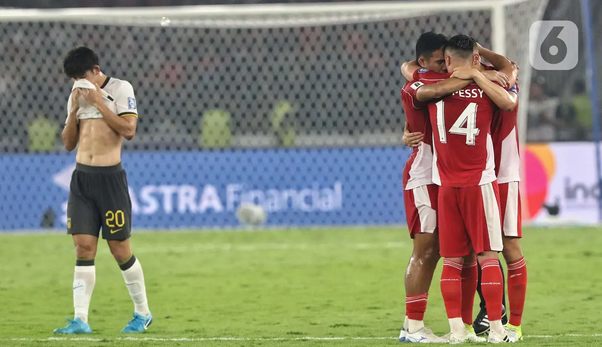 Pemain Timnas Indonesia berpelukan usai mengalahkan China pada lanjutan putaran ketiga kualifikasi Piala Dunia 2026 zona Asia grup C di Stadion Utama Gelora Bung Karno, Jakarta, Kamis (5/6/2025). (Liputan6.com/Angga Yuniar)