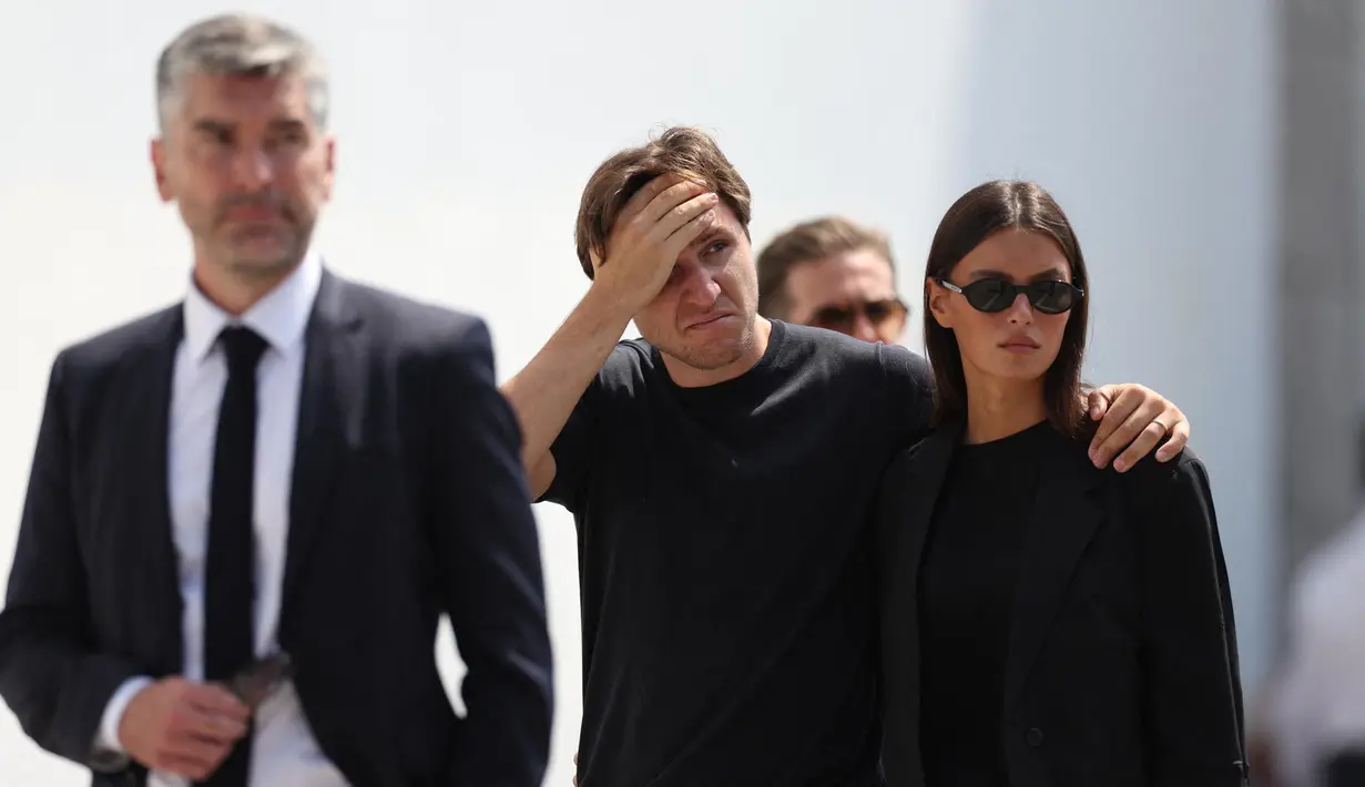 Penyerang Liverpool asal Italia, Federico Chiesa (tengah) menghadiri pemakaman penyerang Liverpool asal Portugal, Diogo Jota dan saudaranya, Andre Silva, di Gereja Induk Gondomar, di pinggiran Porto, pada 5 Juli 2025. (FILIPE AMORIM/AFP)