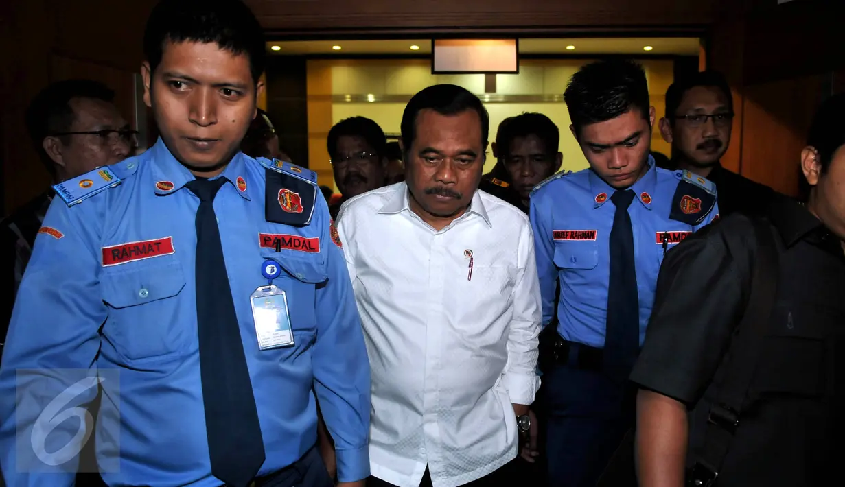 Jaksa Agung HM Prasetyo (tengah) usai melakukan rapat kerja dengan Komisi III DPR di Komplek Parlemen, Jakarta, Kamis (17/9/2015). Rapat itu membahas anggaran Kejaksaan Agung Tahun 2016. (Liputan6.com/Johan Tallo)