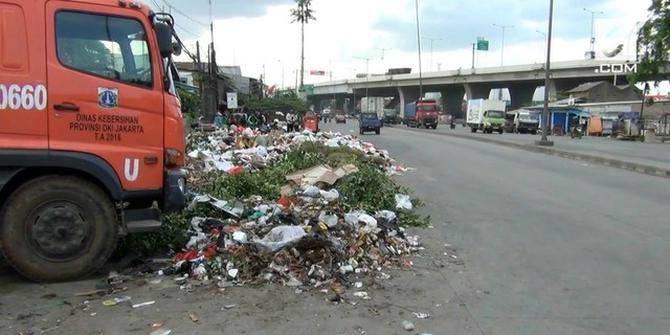 VIDEO: Alat Berat Rusak, Sampah Menumpuk di Cilincing