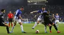 Pemain Lazio Mattia Zaccagni (kanan) berebut bola dengan pemain Porto Joao Mario pada pertandingan Liga Europa di Stadion Dragao, Porto, Portugal, 17 Februari 2022. Porto menang 2-1. (AP Photo/Luis Vieira)