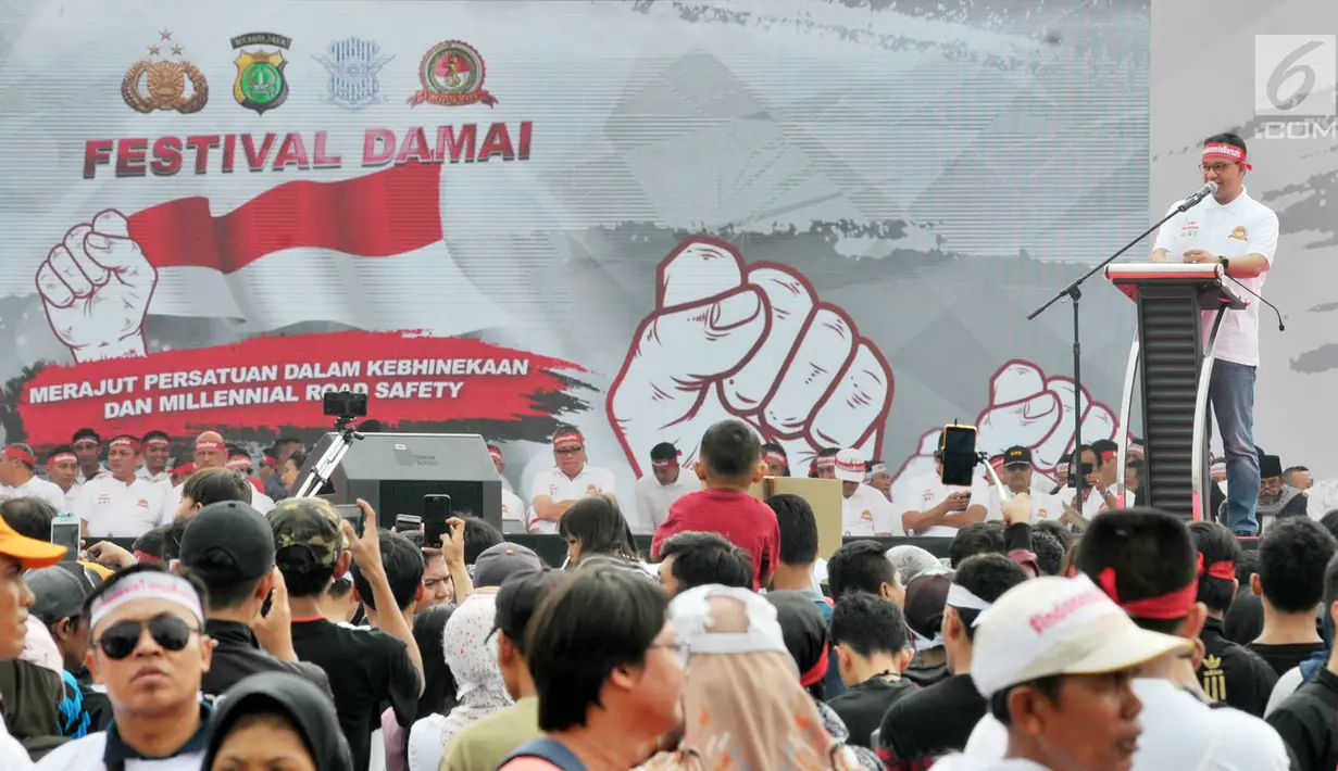 Gubernur DKI Jakarta Anies Baswedan memberi sambutan dalam Festival Damai Millenial Road Safety di kawasan Monas, Jakarta, Minggu (23/6/2019). Festival ini untuk menyosialisasikan disiplin berlalu lintas serta merajut persatuan dan kesatuan, khususnya generasi milienial. (merdeka.com/Iqbal Nugroho)
