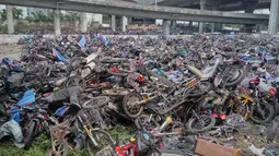 Tumpukan sepeda listrik dan motor bekas di bawah jembatan tol Nantou Jembatan di Shenzhen, Provinsi Guangdong, China (5/4). Sebagai besar sepeda motor yang di sita ini tidak memenuhi standarisasi kelayakan jalan. .(AFP Photo/China Out)
