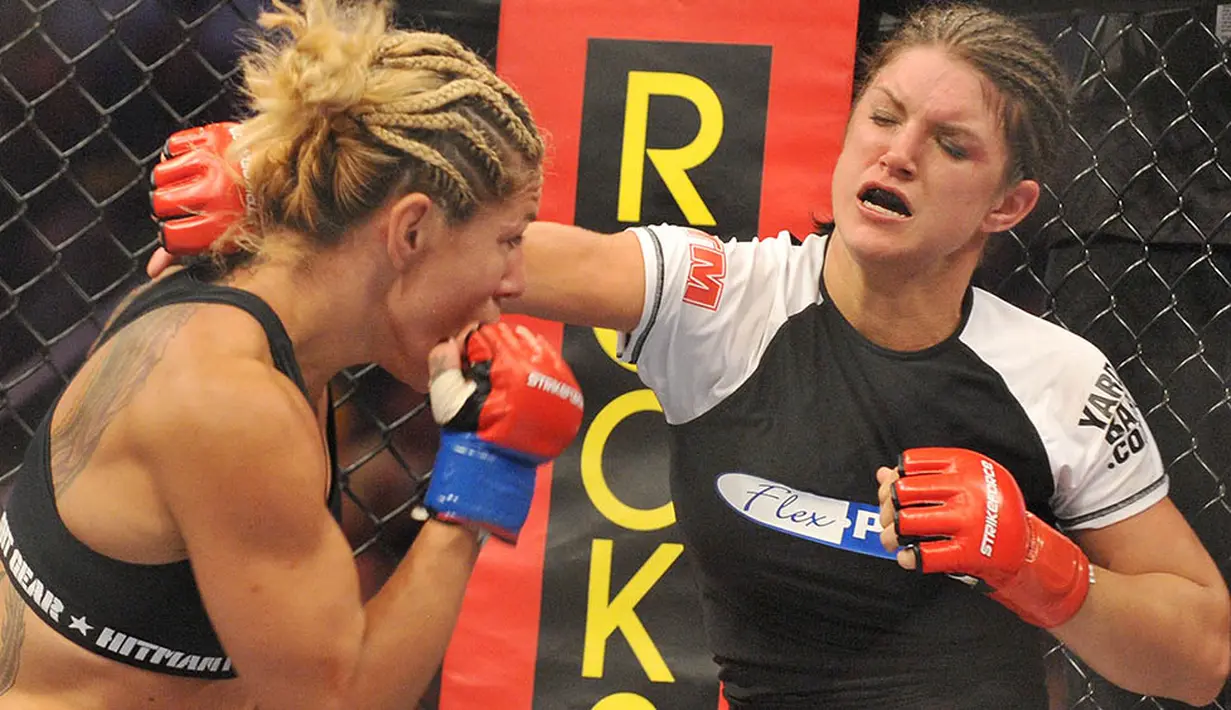 Gina Carano memiliki rekor bertanding 12–1–1 di Muay Thai dan 7–1 pada ajang Mixed Martial Arts. (AFP/Jon Kopaloff)