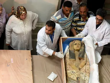 Petugas memperlihatkan sarkofagus kuno di Museum Mesir, Kairo, Selasa (21/6). Artefak kuno tersebut sempat dijarah usai repatriasi dari Israel. (AFP PHOTO / Mohamed El-Shahed)