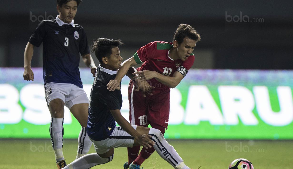 Gelandang Timnas Indonesia U-19, Egy Maulana Vikri, berusaha melewati pemain Kamboja U-19 pada laga persahabatan di Stadion Patriot, Bekasi, Rabu (4/10/2017). Indonesia menang 2-0 atas Kamboja. (Bola.com/Vitalis Yogi Trisna)