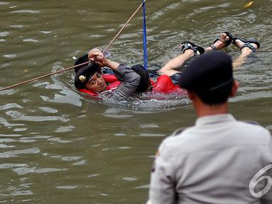 Polda Metro saat melakukan simulasi penyelamatan saat banjir, Kampung Pulo, Jakarta, Selasa (13/1/2015). (Liputan6.com/Johan Tallo)