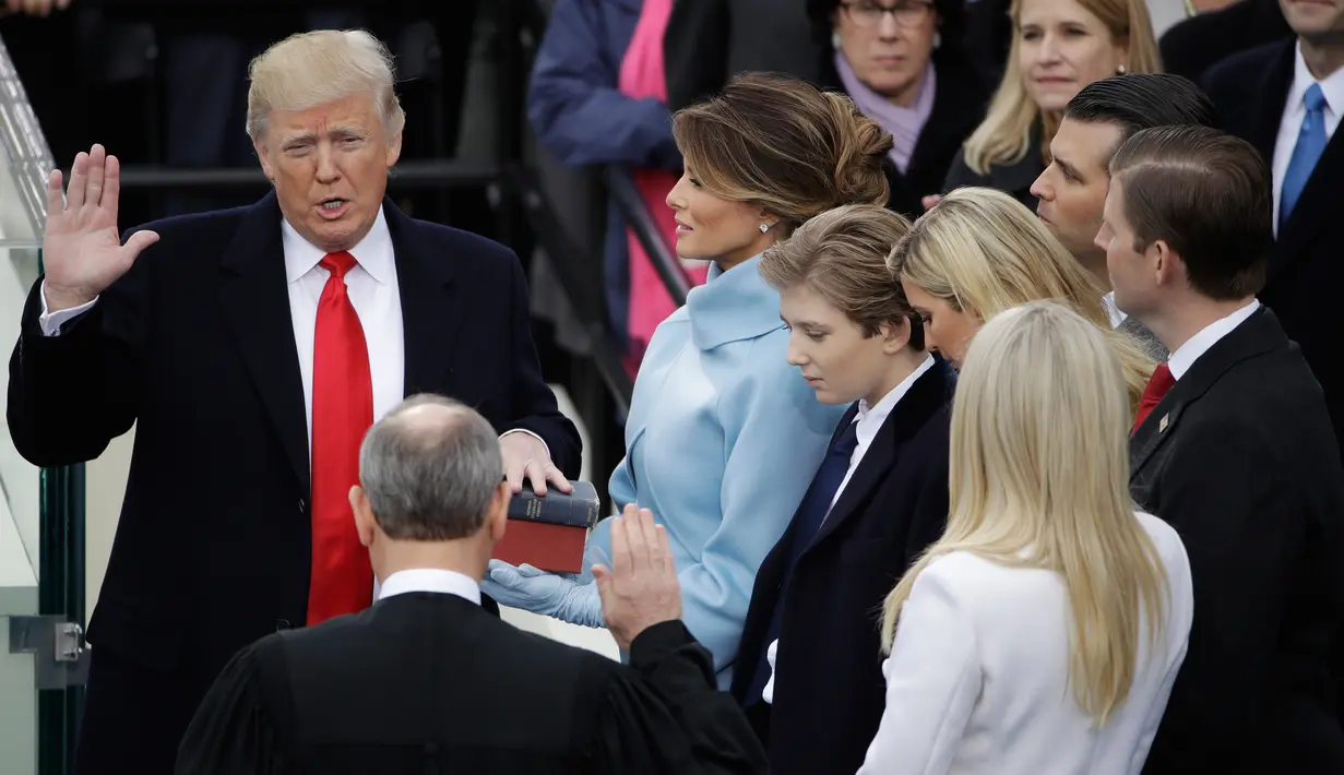 Donald Trump saat mengikuti acara pelantikan dirinya sebagai Presiden AS di Capitol Hill, Washington DC, AS, Jumat (20/1). Donald Trump  kini resmi menjadi Presiden AS ke-45 (AP Photo)