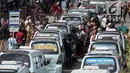 Sopir angkot memarkirkan kendaraannya di tengah jalan saat berunjuk rasa di Jalan Jatibaru, Tanah Abang, Jakarta, Senin (29/1). Mereka menolak penutupan Jalan Jatibaru. (Liputan6.com/Arya Manggala)