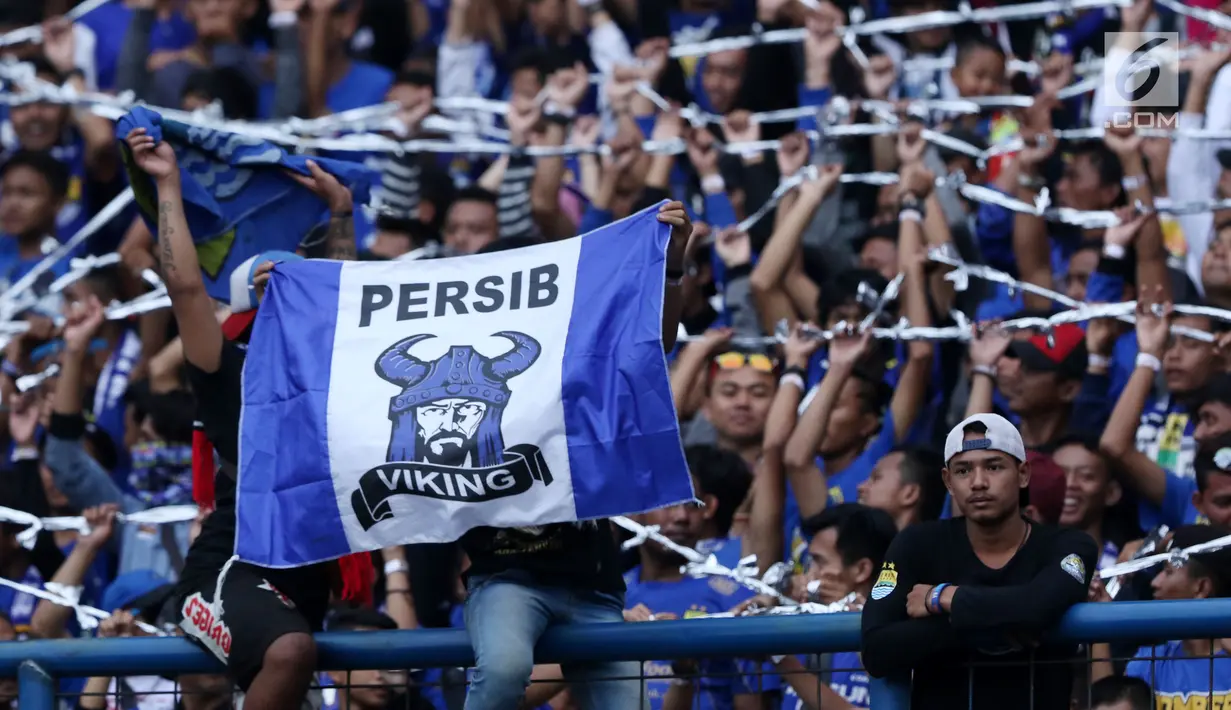 Suporter tim Maung Bandung membentangkan bendera saat menyaksikan laga antara Persib melawan Sriwijaya FC di laga pembuka Piala Presiden 2018 di Stadion GBLA, Bandung, Selasa (16/1). Persib unggul 1-0. (Liputan6.com/Helmi Fithriansyah)