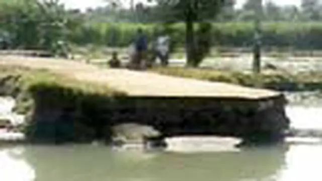 Pemkab Kendal baru memulai pengerukan jalan pascajebolnya tanggul Sungai Bodri di Kabupaten Kendal, Jateng. Warga yang hendak melintas berjalan kaki sepanjang 15 kilometer.