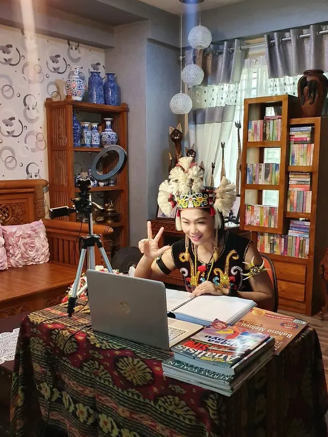 Viral Guru Pakai Pakaian Daerah Setiap Mengajar Online, Ini 6 Potretnya
