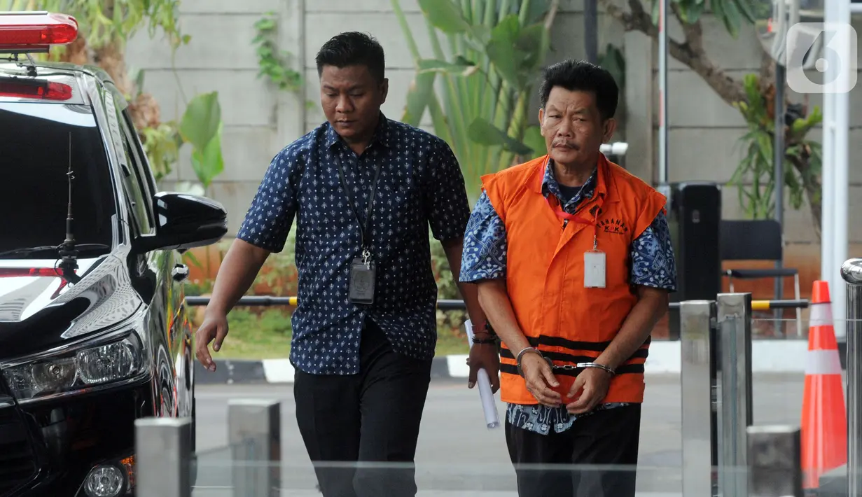 Kasatker PJSA BWS Sumatera VII Bengkulu Edi Junaidi dikawal petugas berjalan akan menjalani pemeriksaan lanjutan di Gedung KPK, Jakarta, Kamis (17/10/2019). Edi diperiksa sebagai tersangka penyuap eks Kasi Intel Kejati Bengkulu, Parlin Purba. (merdeka.com/Dwi Narwoko)