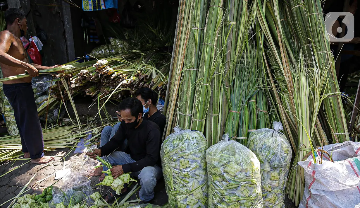 Pedagang membuat cangkang ketupat di kawasan Palmerah, Jakarta, Minggu (18/7/2021). Sepinya pembeli membuat para pedagang menjual cangkang ketupat hanya dengan harga Rp 5 ribu per ikat, padahal biasanya Rp 8 ribu per ikat. (Liputan6.com/Faizal Fanani)