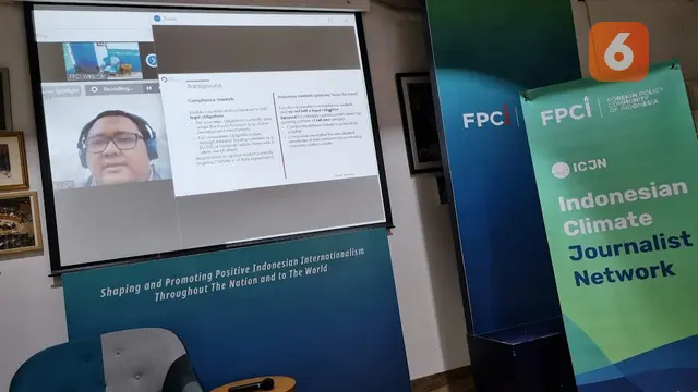 Alke Rabinsa Haesra, analis dari Climate Policy Initiative Indonesia dalam workshop ketiga FPCI bekerja sama dengan Kedutaan Denmark di Jakarta bertajuk Carbon Market. (Liputan6.com/Tanti Yulianingsih)