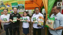 Direktur Sugar Group Companies Yusuf Sumartha dan Irwan Ang, Plt Kadis KUKMP DKI Jakarta Elisabeth Ratu Rante Allo dan Direktur Op dan Pelayanan Publik Perum Bulog Tri Wahyudi Saleh foto bersama disela-sela Operasi Pasar di Pasar Inpres Kramat Jati, Jakarta (18/3/2020). (Liputan6.com/Fery Pradolo)