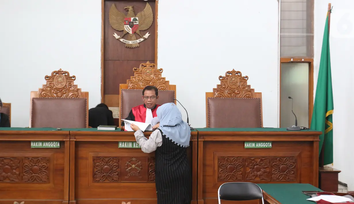 Pihak termohon (KPK) memberikan jawaban kepada hakim saat sidang praperadilan mantan Direktur Utama Perum Jasa Tirta II Djoko Saputro terhadap KPK di PN Jakarta Selatan, Selasa (15/10/2019). Sidang beragendakan jawaban dari pihak termohon yakni KPK. (Liputan6.com/Herman Zakharia)